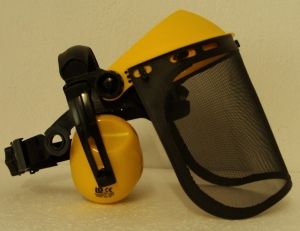 Øreringe og et visir med et metallnet 6-699